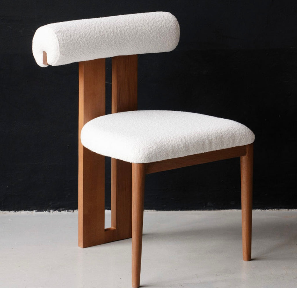 Chaise Sculpturale en Noyer & Tissu Bouclé