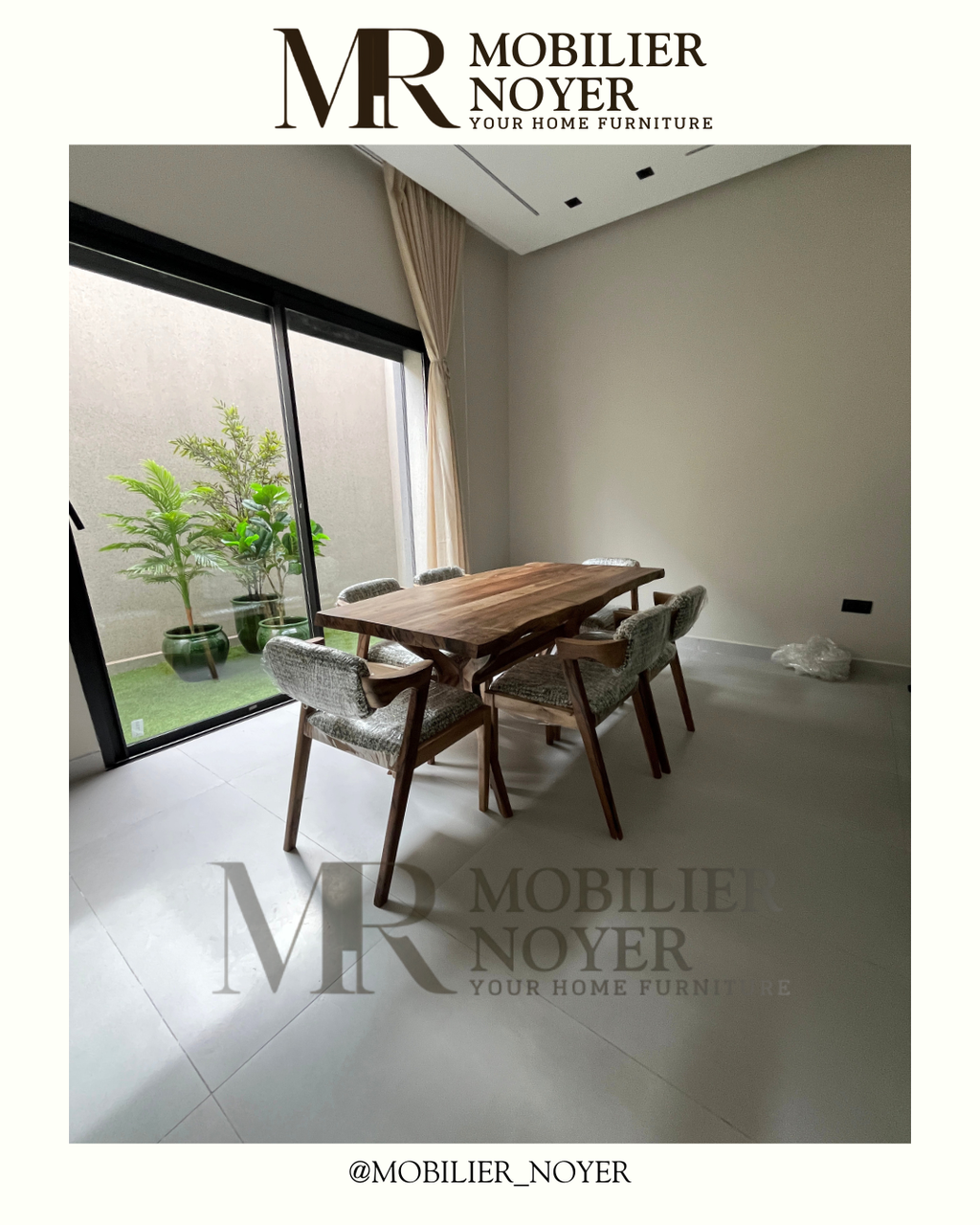 Ensemble Table à Manger en Noyer Bords Naturels & Chaises en Tissu Texturé