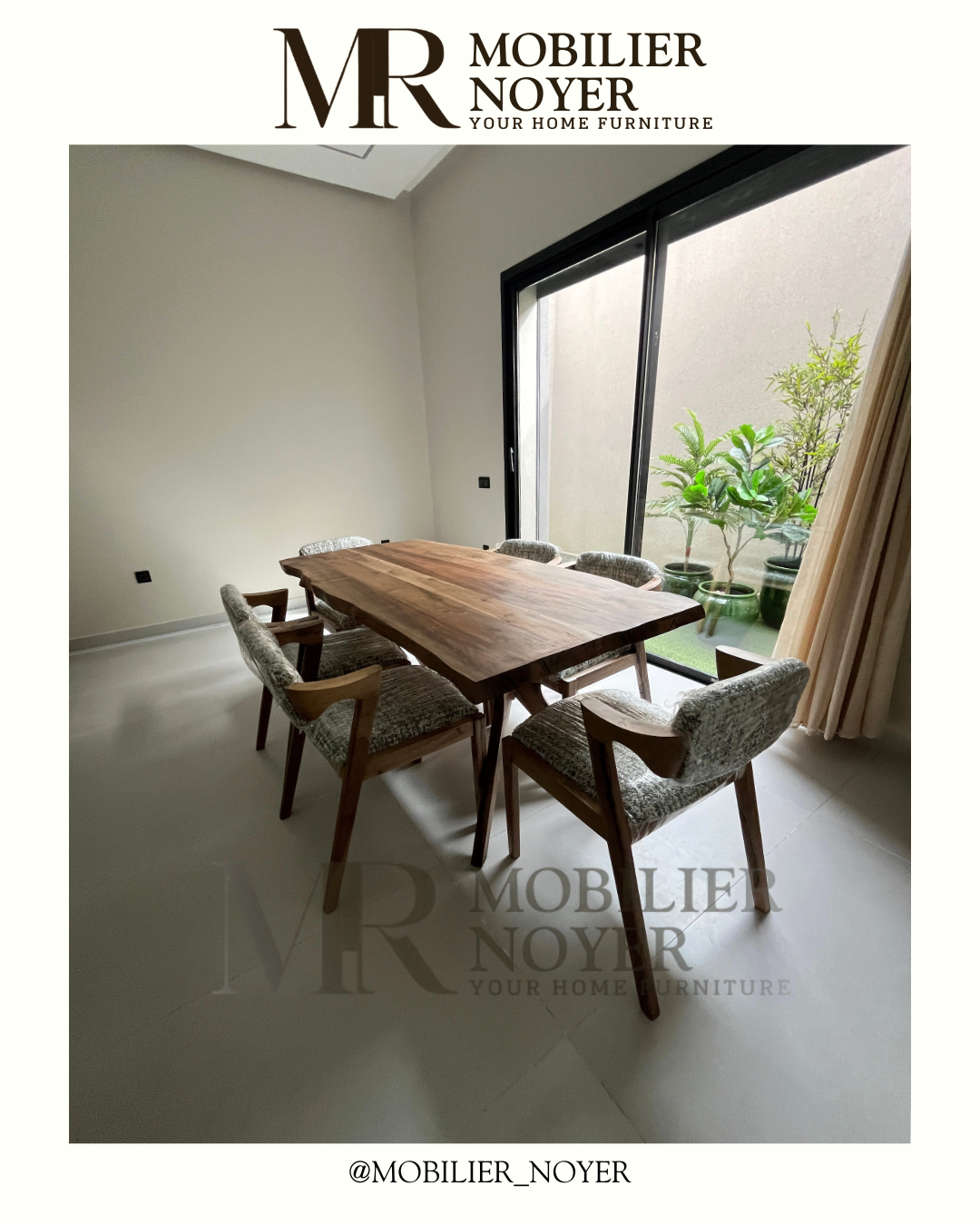 Ensemble Table à Manger en Noyer Bords Naturels & Chaises en Tissu Texturé