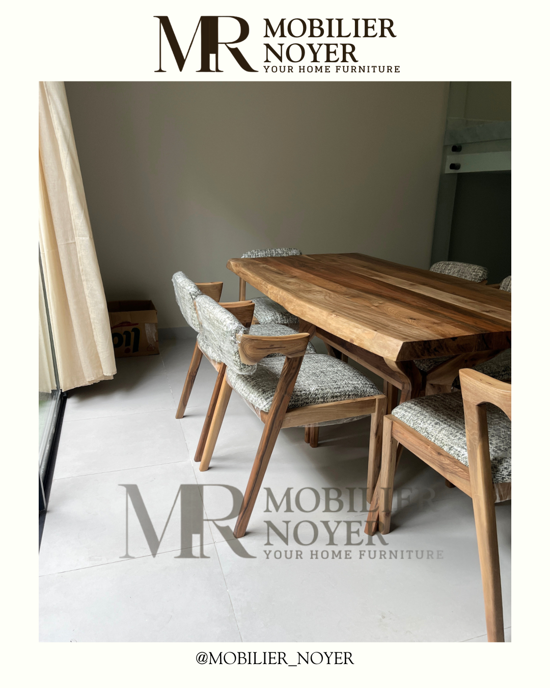 Ensemble Table à Manger en Noyer Bords Naturels & Chaises en Tissu Texturé