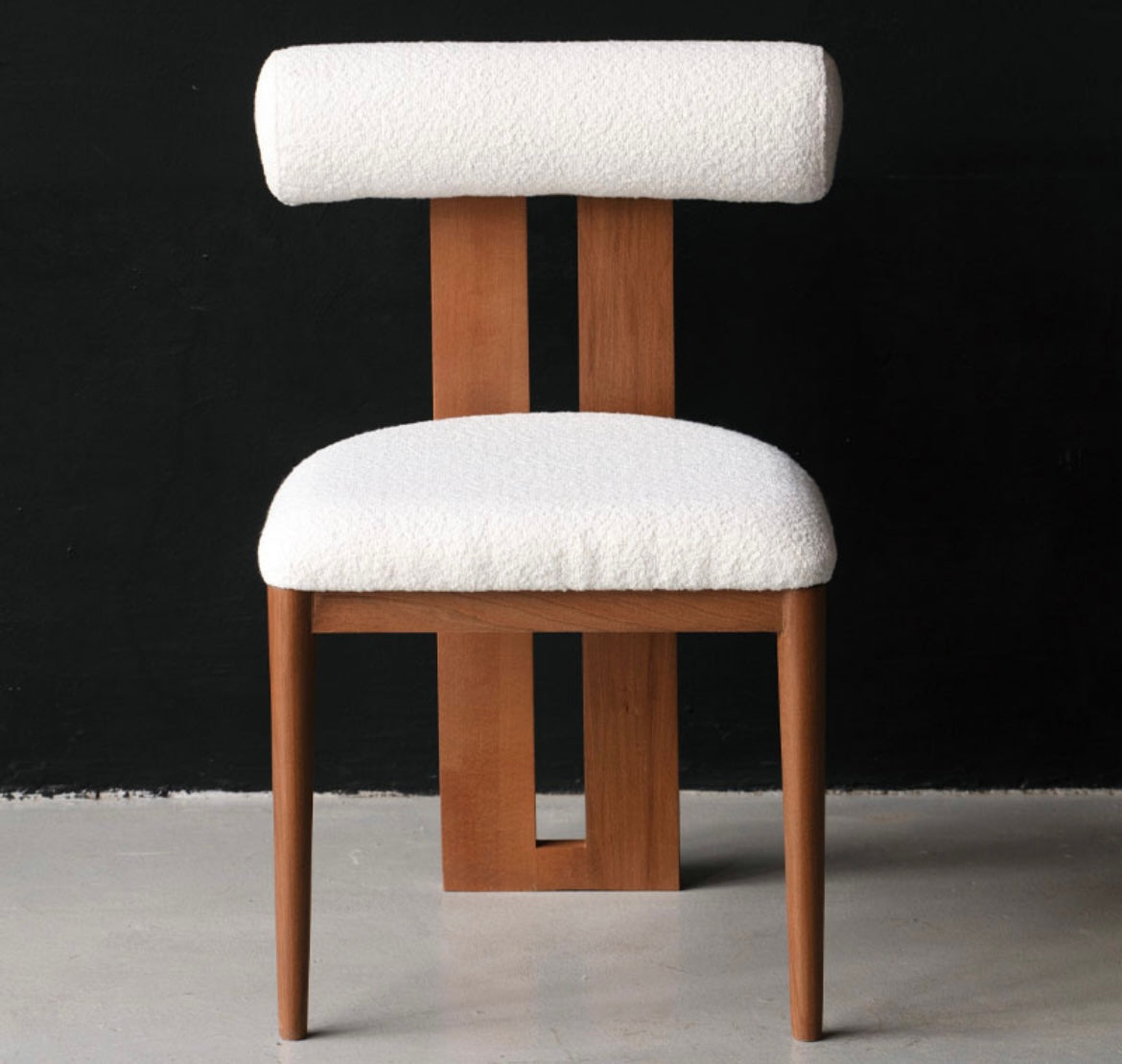 Chaise Sculpturale en Noyer & Tissu Bouclé