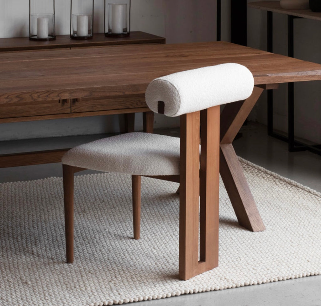 Chaise Sculpturale en Noyer & Tissu Bouclé
