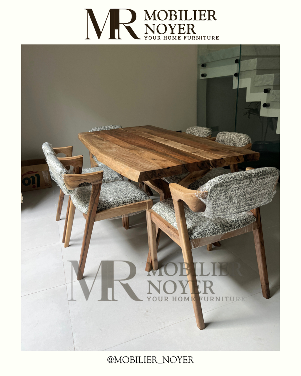 Ensemble Table à Manger en Noyer Bords Naturels & Chaises en Tissu Texturé