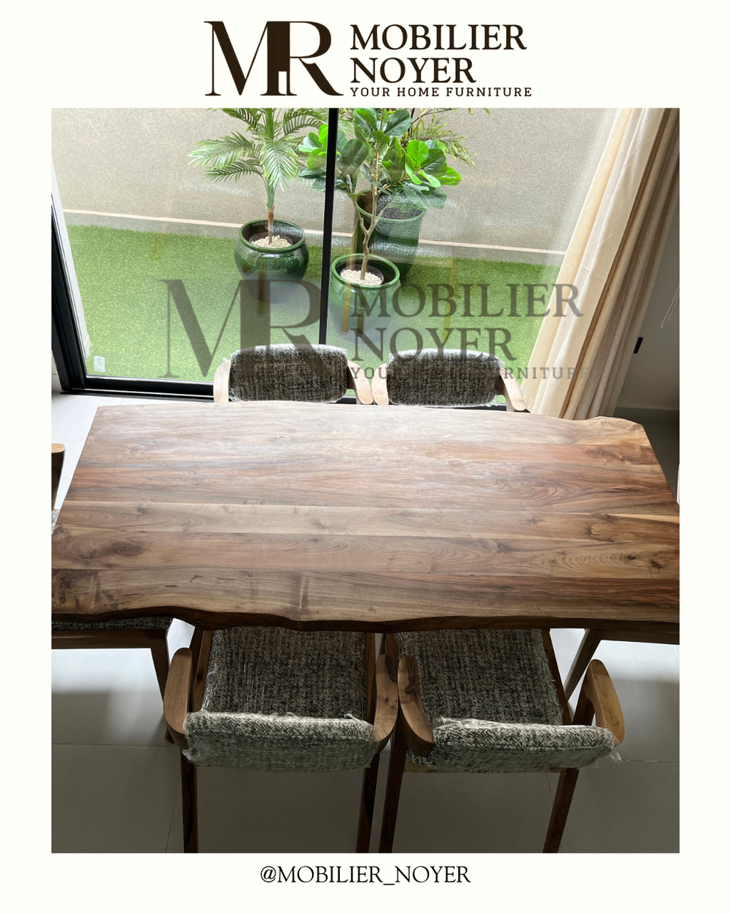 Ensemble Table à Manger en Noyer Bords Naturels & Chaises en Tissu Texturé
