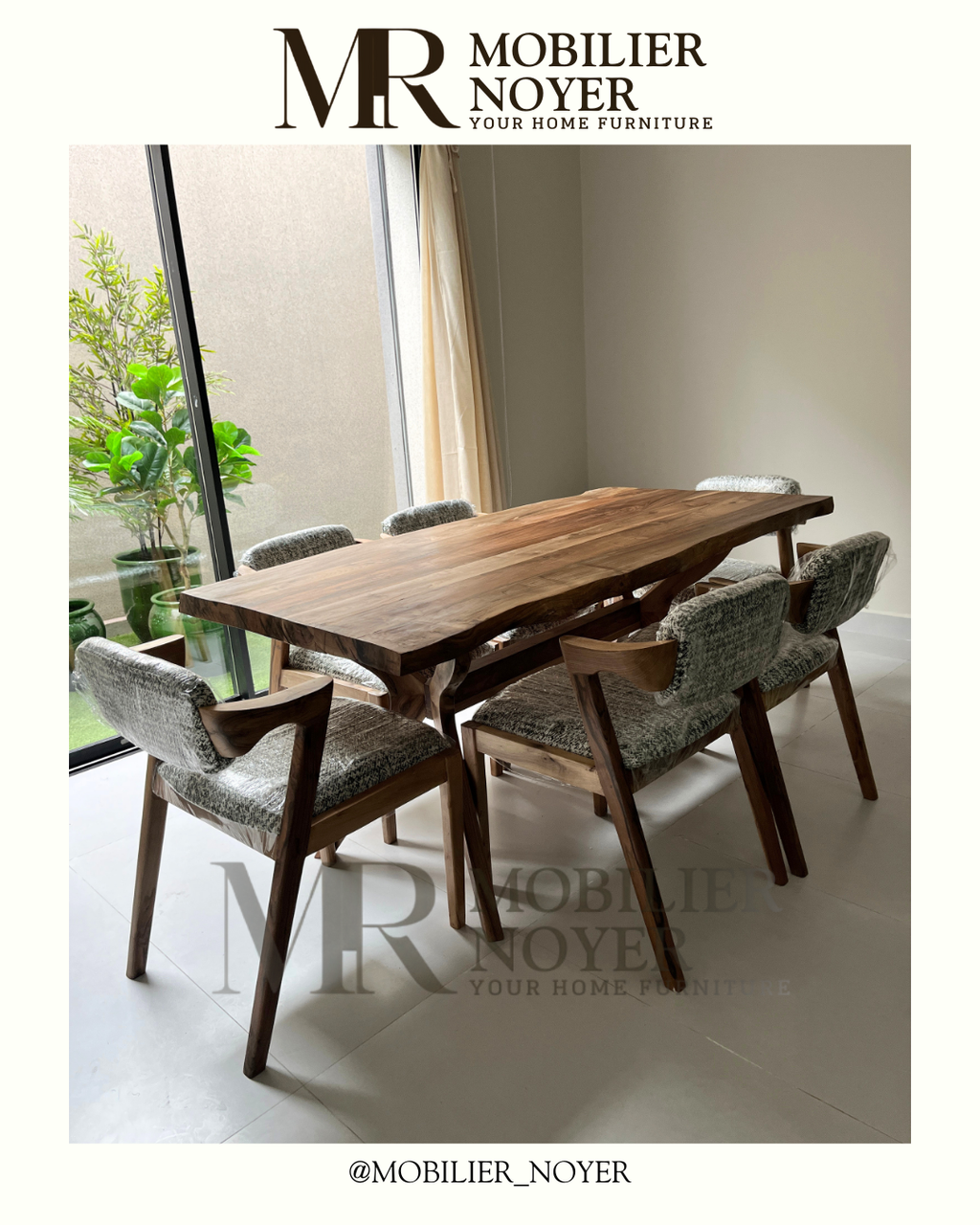 Ensemble Table à Manger en Noyer Bords Naturels & Chaises en Tissu Texturé