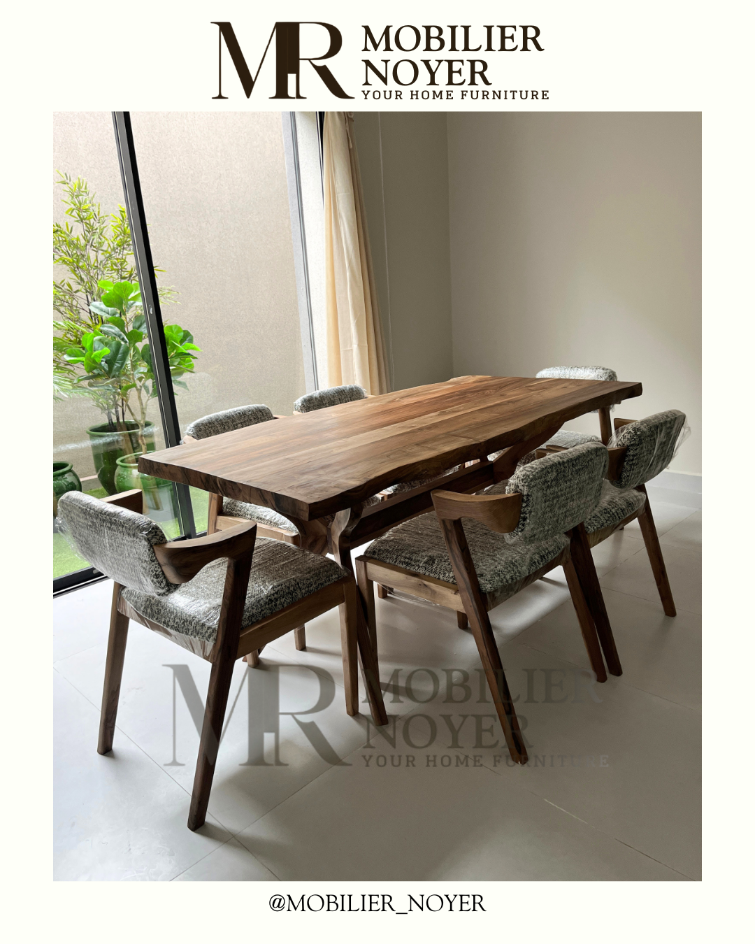 Ensemble Table à Manger en Noyer Bords Naturels & Chaises en Tissu Texturé