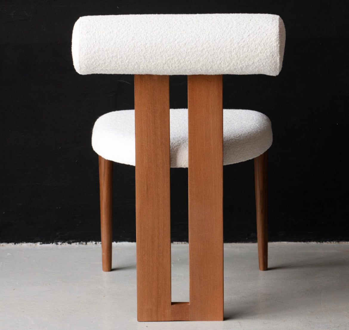 Chaise Sculpturale en Noyer & Tissu Bouclé