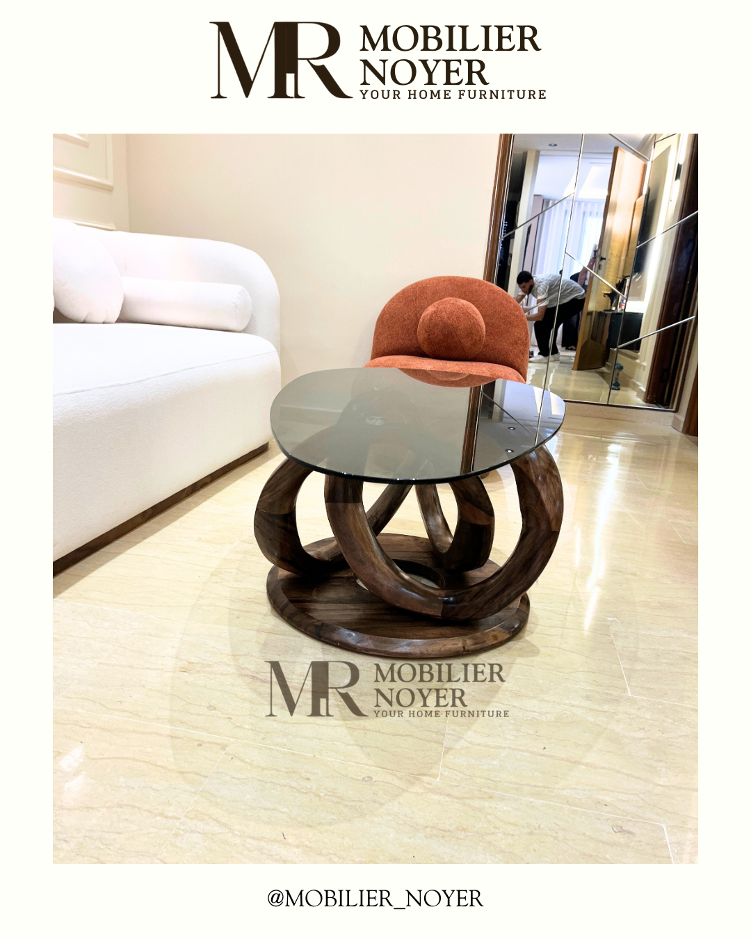 Table Basse Sculpturale en Noyer & Verre Fumé